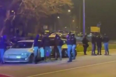OPSADNO STANJE U BRAĆE JERKOVIĆ: Policija pretresla Grobare, našli gomilu oružja! (VIDEO)