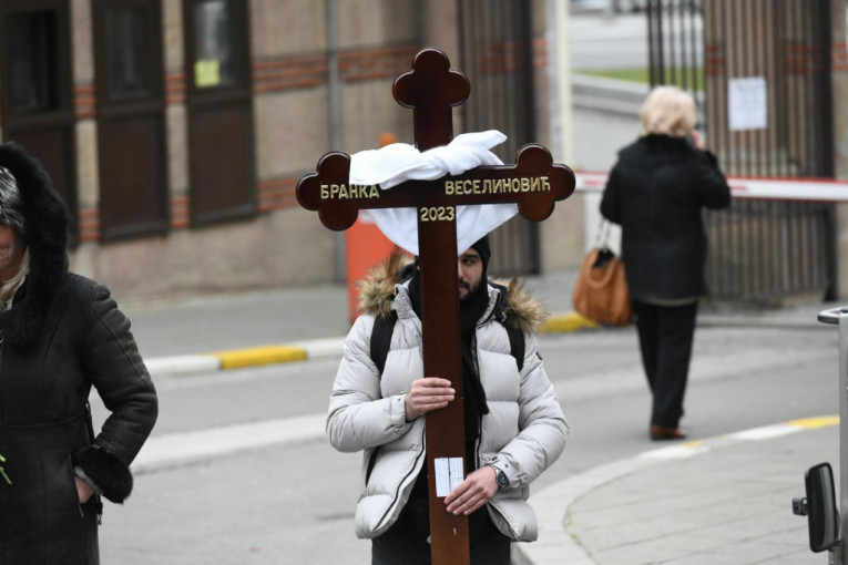 Vladan Čalija nosi krst