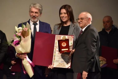 Ministarki Vujović priznanje opštine Aleksandrovac za zaštitu životne sredine!