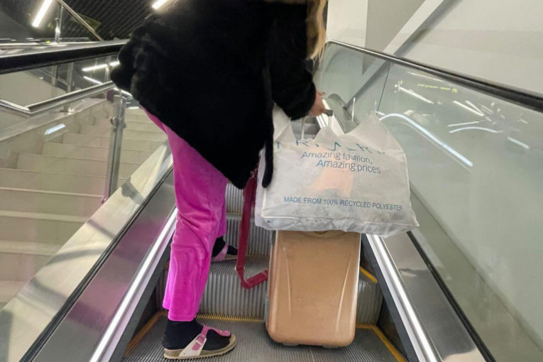 Jelena Golubović besni po aerodromu