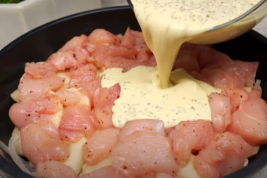 TOLIKO JE UKUSNO DA SE OVAJ PRELIV PRAVI VIŠE PUTA NEDELJNO: Ovo je najbolji sos za piletinu sa krompirom - Pogledajte recept za brzo jelo