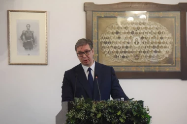 VUČIĆ PUŠTA KIŠU IZ HARPA KOD BARAJEVA?! Predsednik o bizarnim teorijama: Šta da radite sa takvim ljudima!