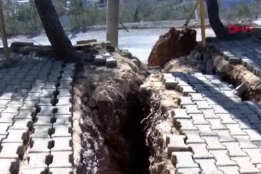 KAD JE POČEO POTRES, TRČALI SMO SA DECOM NAPOLJE! Razorni zemljotres prepolovio tlo u OVOM turskom selu, potresne scene SLAMAJU SRCA (FOTO,VIDEO)