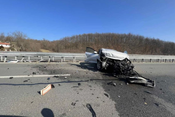 JEZIV PRIZOR KOD KRAGUJEVCA: Dva vozila se sudarila, delovi automobila rasuti po drumu!