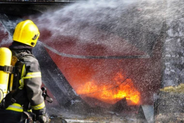 JEZIV POŽAR KOD ČAČKA: U vatrenoj stihiji stradalo 5 krava, jedna osoba hospitalizovana