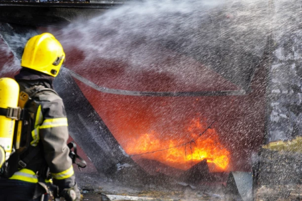 JEZIV POŽAR KOD ČAČKA: U vatrenoj stihiji stradalo 5 krava, jedna osoba hospitalizovana