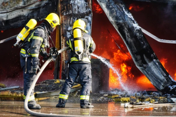 POLICAJAC HEROJ POKUŠAO DA SPASE DECU IZ BUKTINJE: Merdevinama ušao u sobu, ali bilo je prekasno (FOTO)