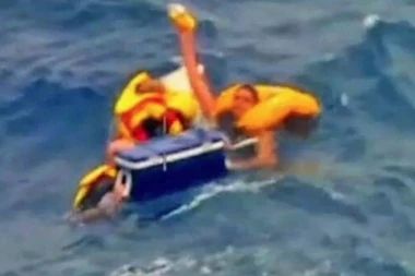 TVRDIO DA JE PECAO, A ONDA JE ISTINA ISPLIVALA: Hrvata našli kako pluta nasred okeana, a onda mu pronašli PAKETE S DROGOM