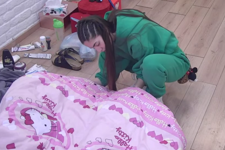 Anđela Đurčić mazi i masira stopala Zvezdanu Slavniću Zadruga 6