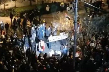 "Govoru mržnje i pretnjama nasiljem nije mesto u demokratskom društvu"! Ambasada Amerike osudila protest desničara ispred Predsedništva!