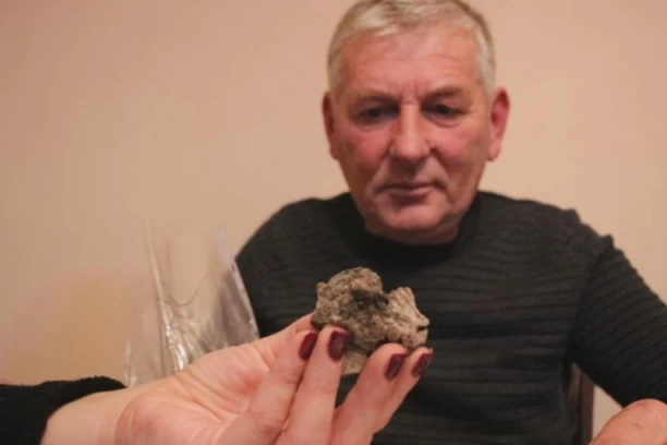 ZA NEVERICU! Meteor pao kod Čačka!? Dragan našao krater i dva velika kamena koja se puše, a miris im je PRAVA MISTERIJA! (FOTO)