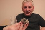 ZA NEVERICU! Meteor pao kod Čačka!? Dragan našao krater i dva velika kamena koja se puše, a miris im je PRAVA MISTERIJA! (FOTO)