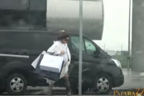 OVAKO JE SORAJA IZGLEDALA NEKOLIKO DANA PRED POROĐAJ! Starleta uhvaćena u kratkoj haljini, silikoni u prvom planu! (FOTO)