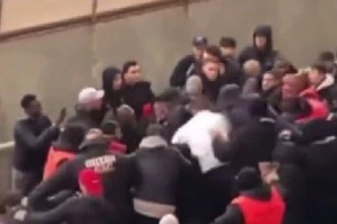 PROVOCIRAO, PA SPASAVAO ŽIVU GLAVU! Haos na meču Bajern - PSŽ, navijač umalo NASTRADAO! (VIDEO)