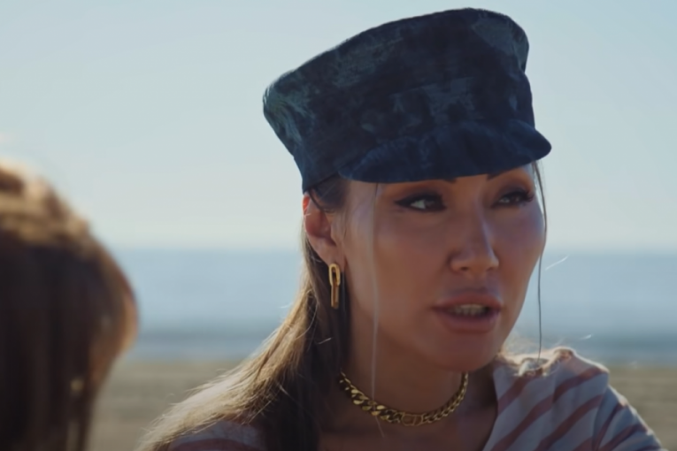 Alija Roza na plaži ima intervju