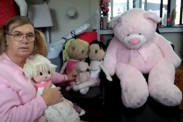 IMA 59 GODINA, PONAŠA SE KAO ŠESTOGODIŠNJAKINJA, A SA SUPRUGOM IMA SEDMORO DECE: Ako mislite da je dovoljno zamršeno NIJE - Situacija je još BIZARNIJA!