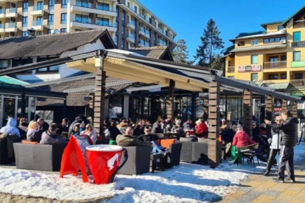 NA ZLATIBORU SE ČEKA SLOBODNO MESTO U KAFIĆU, SRPSKE PLANINE PUNE K'O OKO: Čuvena komplet lepinja 400 dinara, domaća kafa 150!