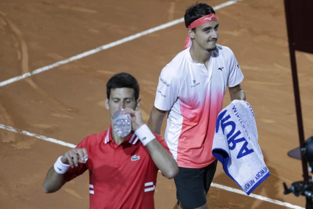 POČISTIO NOVAKA PA ZAPEVAO! Njegove reči čulo preko MILION ljudi! (VIDEO)