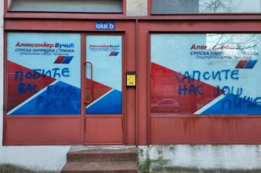 VANDALSKI NAPAD, PRETEĆE PORUKE! Uništene prostorije SNS na Čukarici, huliganima poslata jasan signal: NEĆETE NAS UPLAŠITI!