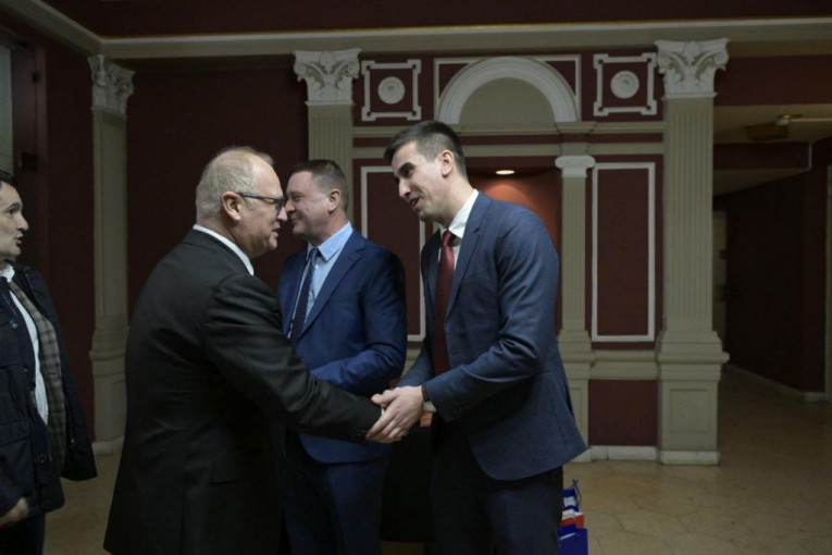 Goran Vesić se rukuje sa gradonačelnikom Sombora, Antoniem Ratkovićem