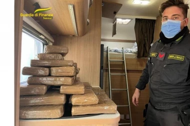 ZAPLENJENE DVE TONE KOKAINA: Vrednost 400 miliona evra!