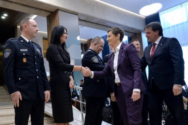 IZGLEDA SVETSKI! Gašić i Brnabić obišli renovirane prostorije Uprave za strance! (FOTO)