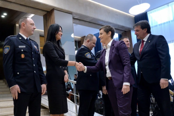 IZGLEDA SVETSKI! Gašić i Brnabić obišli renovirane prostorije Uprave za strance! (FOTO)