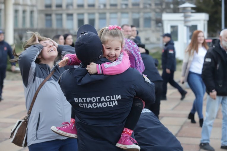 Emotivni susret spasioca sa porodicom