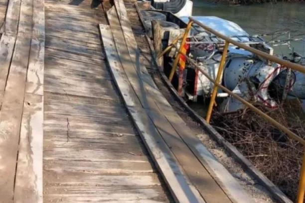 Kamion mešalica pao sa mosta koji se srušio! Teška nesreća kod Požarevca! Još se ne zna u kakvom je stanju vozač! (FOTO)