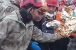 JOŠ IMA ŽIVIH POD RUŠEVINAMA! Hakan izvučen 278 sati nakon zemljotresa! (VIDEO)