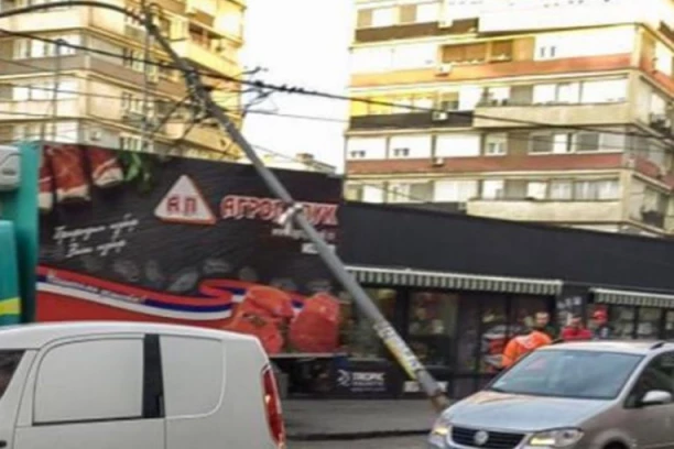 HAOS KOD KALENIĆ PIJACE: Pala bandera, žice vise ljudima iznad glava! (FOTO)