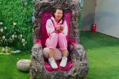 ANITA RONI KROKODILSKE SUZE ZBOG AFERE SA MATOROM! Zadrugarka se rastaje sa dušom, hoće da bude u LEZBO VEZI! (VIDEO)