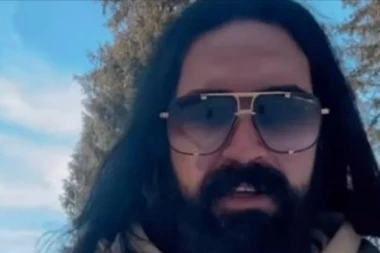 NAŠ PEVAČ NE LIČI NA SEBE, PUSTIO BRADU I KOSU: Važio je za glavnog frajera na estradi, oženio lepoticu, a sada ga niko ne prepoznaje!