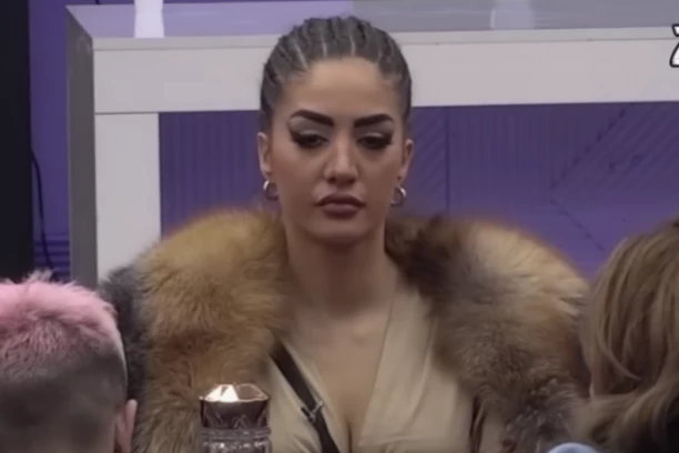 ANĐELA OLIČENJE DEVIČANSTVA, A ONDA IZ PANJA RĐAVOG IZAĐE SMEŽURANA, OGLODANA: Kriminalac na baterije udario na ljubavnicu! BABA VEŠTICA!