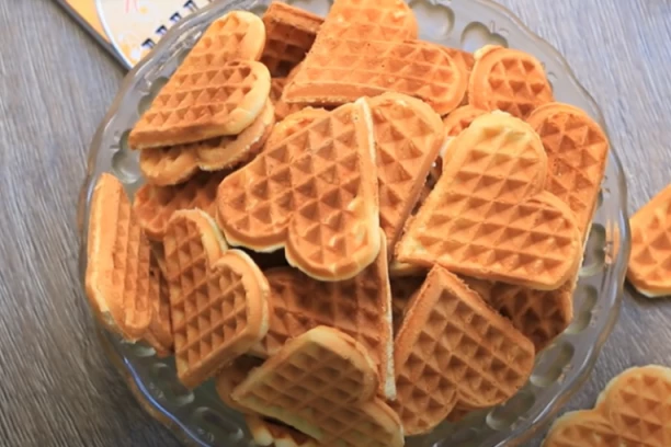 RECEPT ZA BAKIN KOLAČ NA NOVIJI I ZDRAVIJI NAČIN: Caka je u ovim SASTOJCIMA, topiće vam se u ustima!