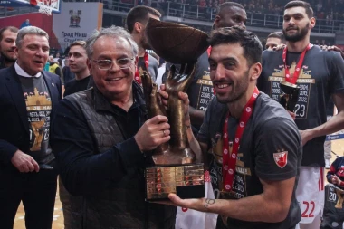 PRVA ČOVIĆEVA SLIKA SA TROFEJOM: Predsednik Zvezde se fotografisao sa Kampacom - navijači u TRANSU!