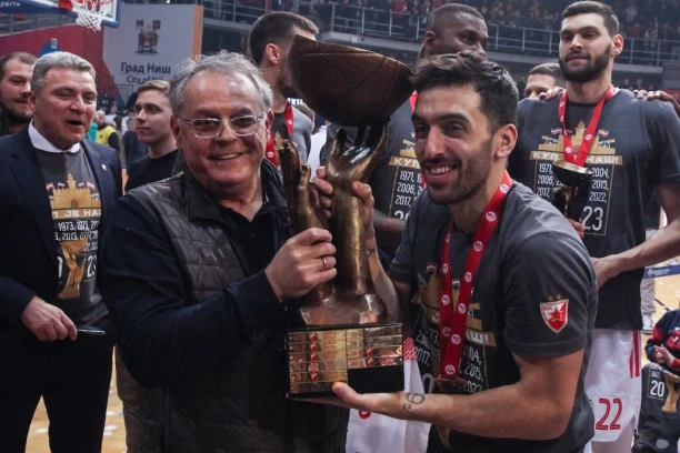PRVA ČOVIĆEVA SLIKA SA TROFEJOM: Predsednik Zvezde se fotografisao sa Kampacom - navijači u TRANSU!