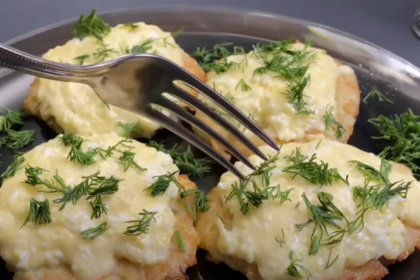NAJUKUSNIJE KROMPIR PLJESKAVICE SA TOPLJENIM SIROM: Najbolji recept za popularno jelo