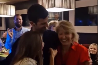 DO DUBOKO U NOĆ: Novak Đoković u društvu porodice i ikona srpskog sporta PROSLAVIO titulu u Melburnu!