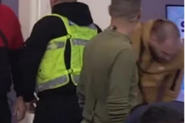 POZLILO SLAVNIĆU! Zvezdanu se slošilo, borio se za vazduh, umalo se SRUČIO, a niko nije primetio! (VIDEO)