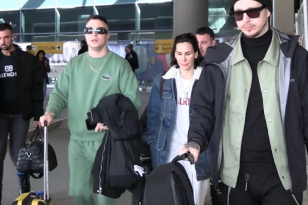 NIKOLIJA JOVANOVIĆ BEZ TRUNKE ŠMINKE NA LICU: Pevačica uhvaćena sa Reljom na aerodromu, u potpuno opušteno izdanju!