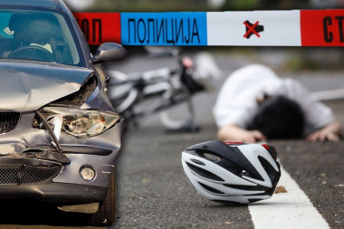 STRAŠNA NESREĆA U ČAČKU! Automobil oborio biciklistu,  zadobio teške povrede glave!