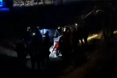 AUTO SLETEO S MOSTA U KRALJEVU: Vatrogasci seku vozilo da dođu do putnika! VIŠE POVREĐENIH, među njima i deca! (FOTO/VIDEO)