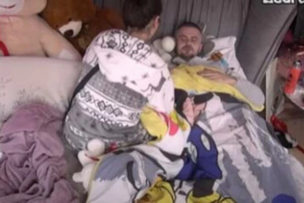 BILAL SE BACIO U PROMET! Krišom se zavukao zadrugarki u krevet, samo milimetar ih deli od POLJUPCA! (VIDEO)