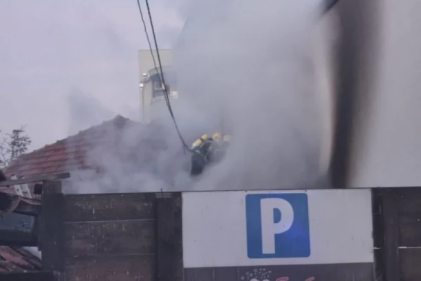 BUKNUO POŽAR U CENTRU ČAČKA, U OPASNOSTI BILA I PARKIRANA VOZILA: Zapalio se podzemni kontejner, pomešao se ŽAR sa suvim otpadom