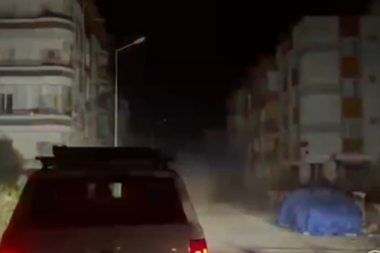 SVE SE LJULJA! Jezivi snimci novog zemljotresa u Turskoj: Tresu se automobili i zgrade (VIDEO)