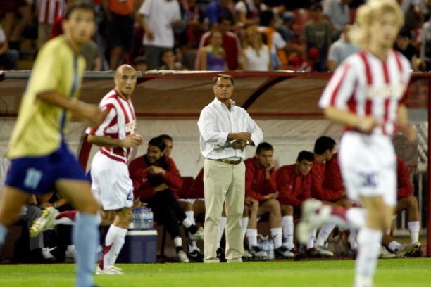 EMOTIVNI KRAH! Bivši trener Zvezde se SLOMIO: "Delije" mu OČITALE LEKCIJU, on osvojio PRESTIŽNU nagradu, pa BRIZNUO u plač! (VIDEO)