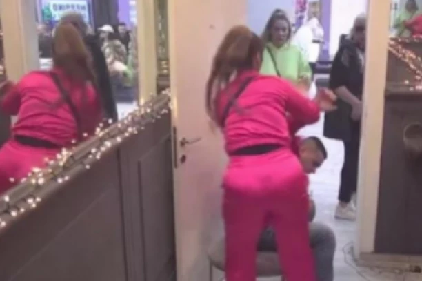 KRVNIČKI GA TUKLA ŠTIKLOM! Miljana ušla u crveno, pa iz sve snage BATINALA Bebicu kao nekad Zolu! (VIDEO)