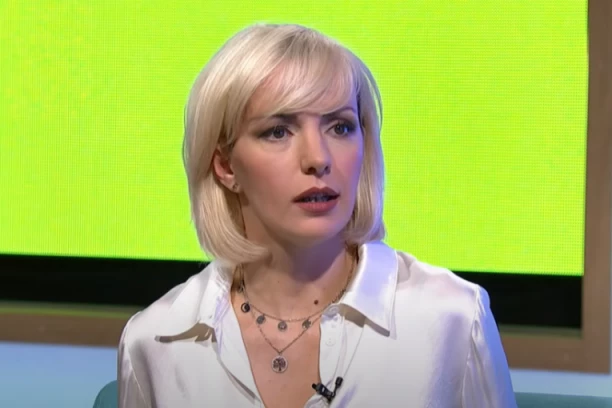 SLUČAJNO NAPIPALA IZRASLINU NA TELU KOJA JOJ NIJE DALA MIRA: Pevačica objasnila  “Odstranili su, a nije bilo simptoma“