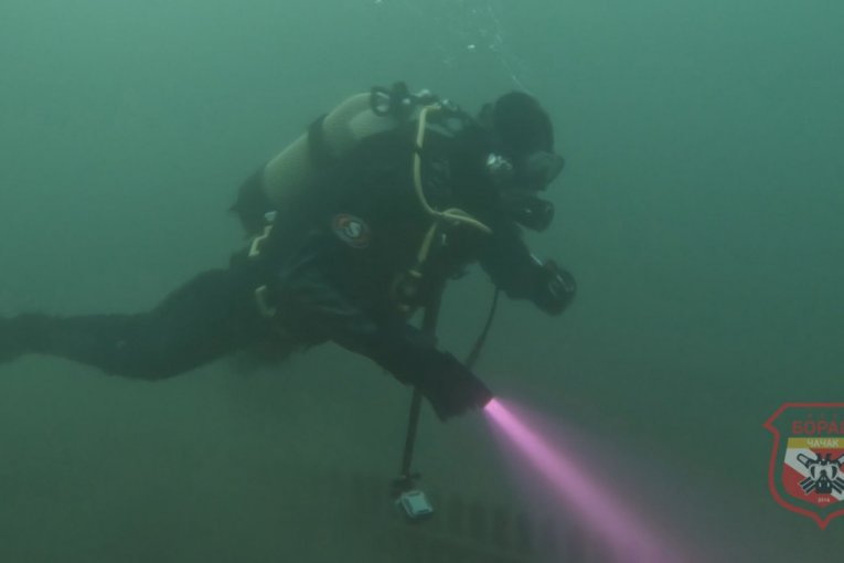 Ronilac istražuje unutrašnjost crkve